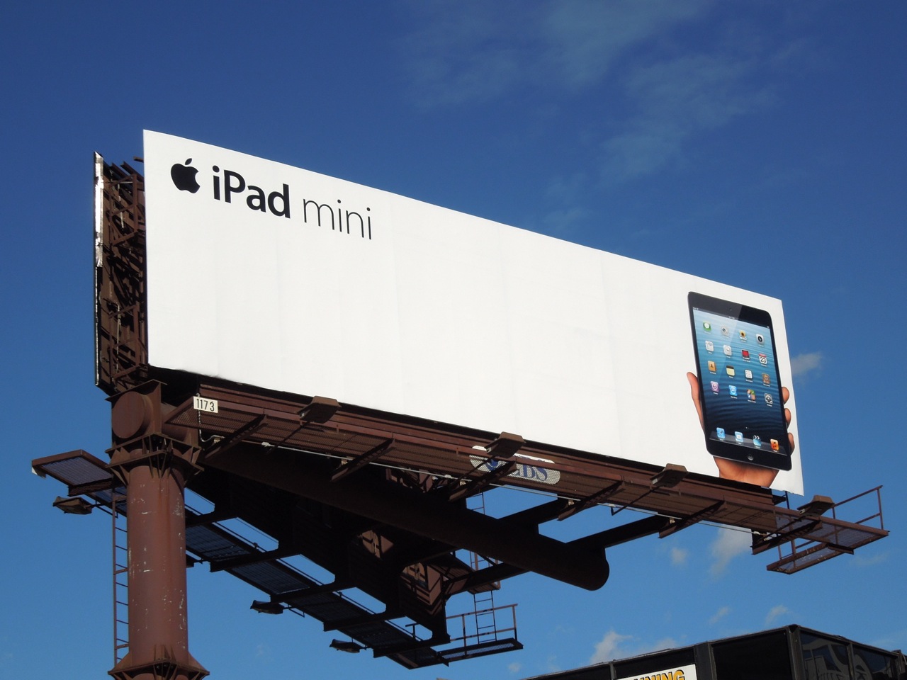 5-examples-of-minimal-billboard-advertising-billboards